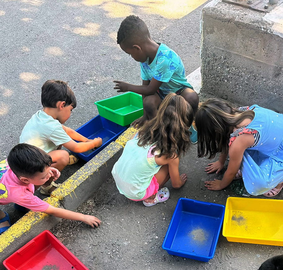 Juegos en el patio Escuela de Verano El Saliente 2026