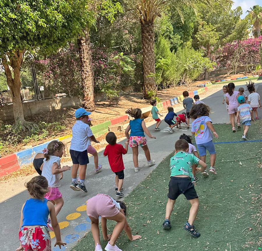 Carrera en el patio Escuela de Verano El Saliente 2026