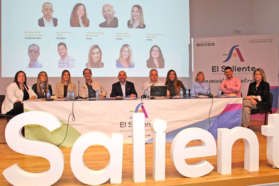 Foto 1: La asamblea general de la Asociación El Saliente respalda a su presidente y la junta directiva en un momento complicado