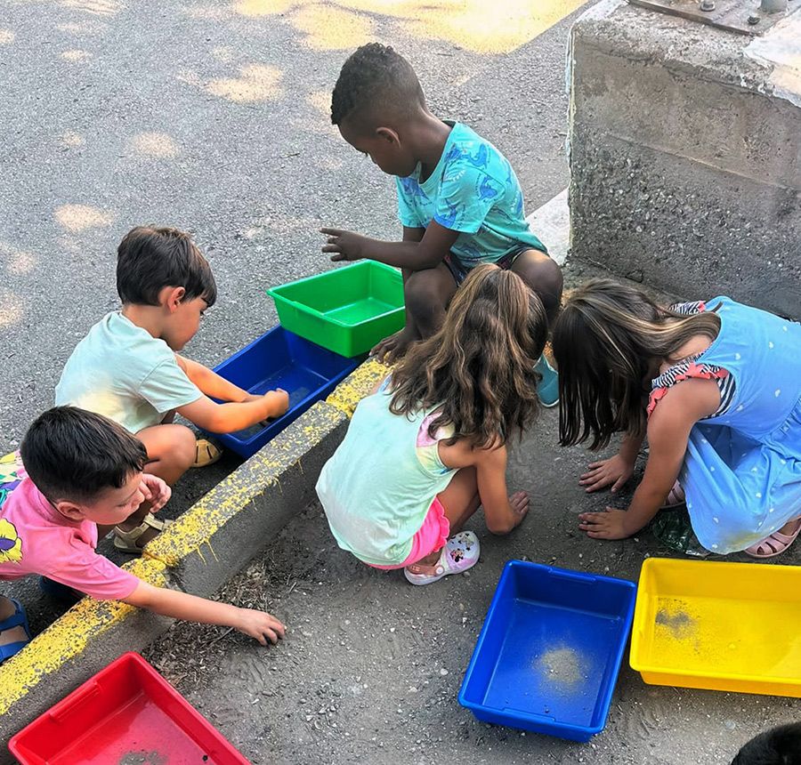 Juegos en el patio Escuela de Verano El Saliente 2026