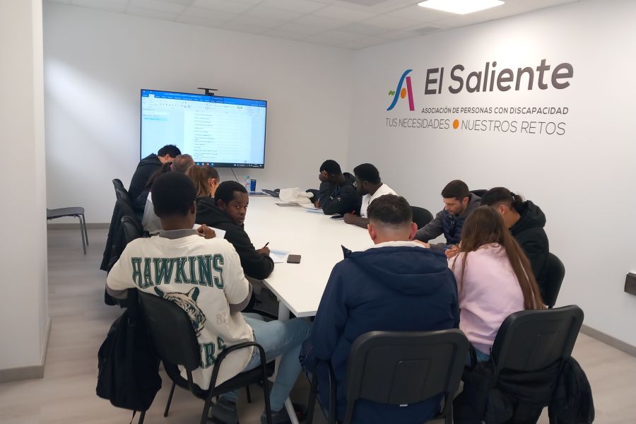 Noticia: El Saliente y Fundación “La Caixa” impulsan formación en limpieza profesional para abrir puertas al empleo