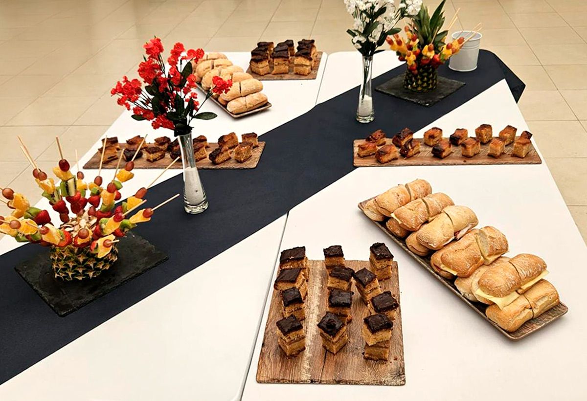 Eventos Sociales. Catering El Saliente. Mesa de aperitivos