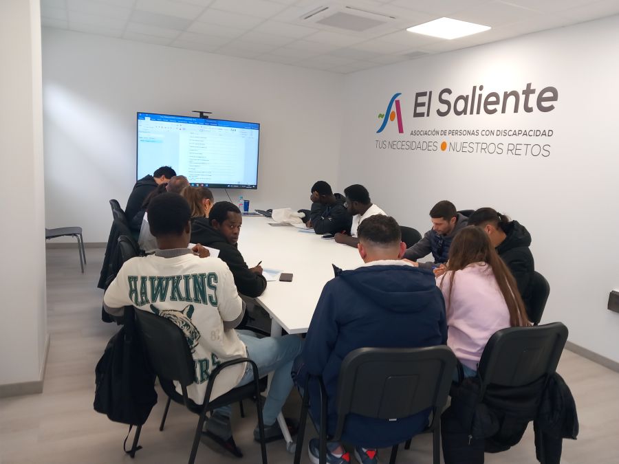 Noticia: El Saliente y Fundación “La Caixa” impulsan formación en limpieza profesional para abrir puertas al empleo