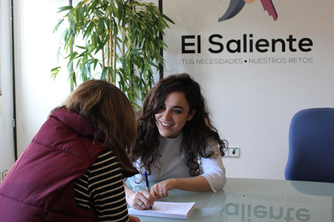 Asesor jurídico hablando con socia de El Saliente