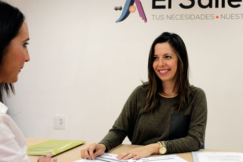 Asesor jurídico hablando con socia de El Saliente