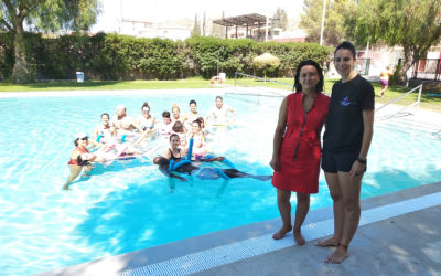 Usuarios de la Residencia Francisco Pérez Miras disfrutan de la piscina adaptada de Cantoria