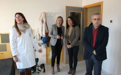 La Presidenta del Parlamento Andaluz, Marta Bosquet, ha conocido la labor social que realiza la Asociación El Saliente