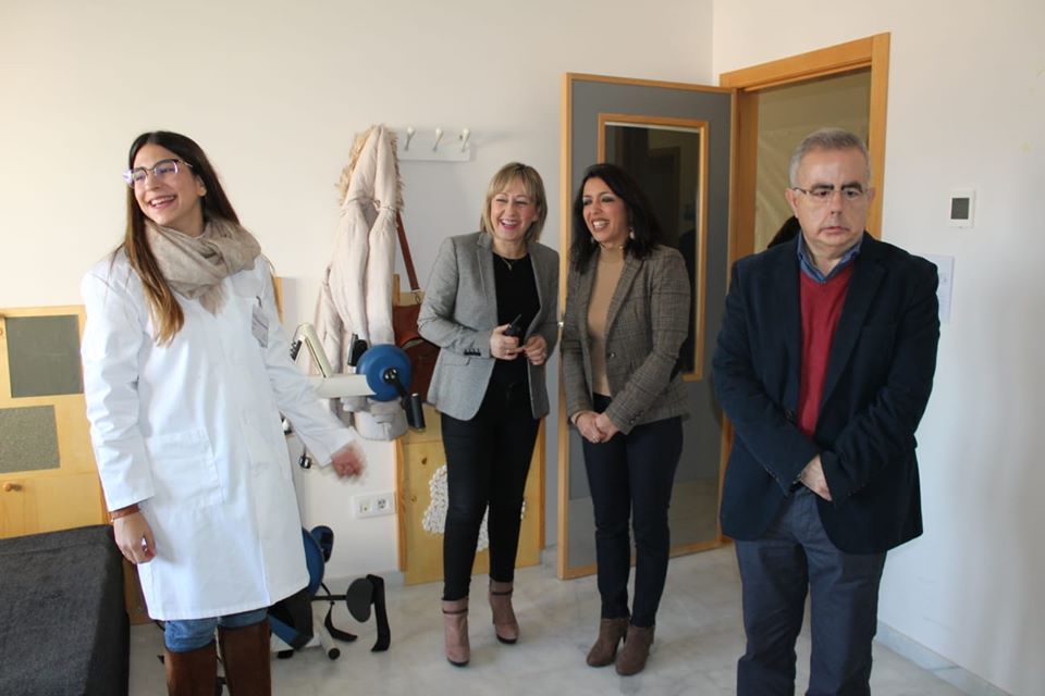 La Presidenta del Parlamento Andaluz, Marta Bosquet, ha conocido la labor social que realiza la Asociación El Saliente